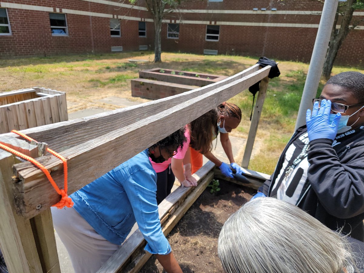 19Nette93's tweet photo. Mr. Earls collaborated with a few other teachers to have students plant germinated plants and seeds in the Courtyard at Lakeland! @mrWLHSCavNation
#BuildingTheBestSPS
#ScienceInspires
#CTEAtWork https://t.co/6ne2SSuXOn