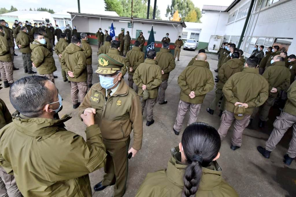 CarabAraucania's tweet photo. “Porque la muerte de un carabinero no da lo mismo, reitero mis agradecimientos por su compromiso y el abnegado trabajo que realizan para dar seguridad a la ciudadanía”, expresó el Gral. Director Ricardo Yáñez al personal de la Macrozona Sur Control Orden Público e Intervención. https://t.co/d0iQkfGi9m