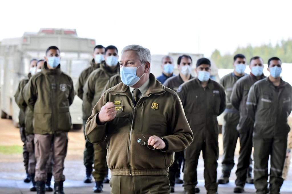 CarabAraucania's tweet photo. “Porque la muerte de un carabinero no da lo mismo, reitero mis agradecimientos por su compromiso y el abnegado trabajo que realizan para dar seguridad a la ciudadanía”, expresó el Gral. Director Ricardo Yáñez al personal de la Macrozona Sur Control Orden Público e Intervención. https://t.co/d0iQkfGi9m