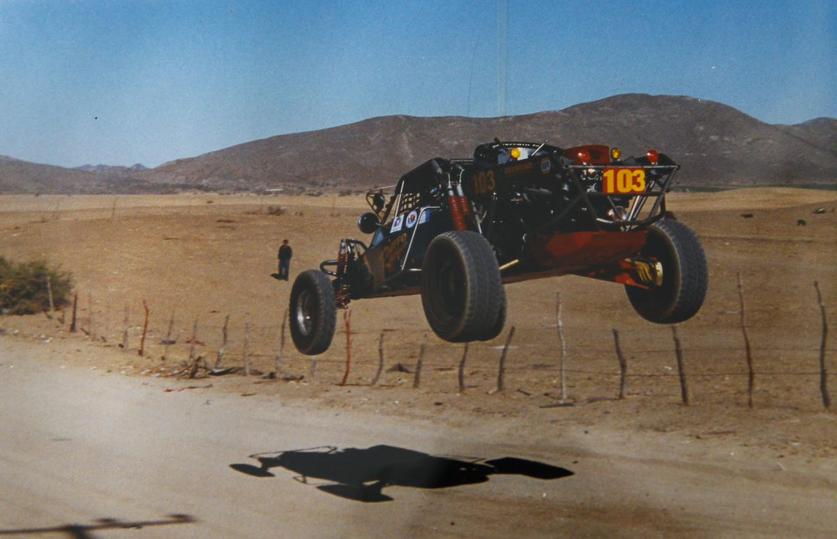 ruffo_racing's tweet photo. ¡Mira nomás ese brinco! La del recuerdo. Ruffo Racing a través de la historia.
#RuffoRacing #Ruffianes #Oldis #OldiesButGoodies #offroad #Fly #History #Racing
Créditos: A quien corresponda. https://t.co/GXKPSpp0PO