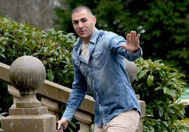 Artorito_o's tweet photo. Les flows de Benzema à Clairefontaine c’était vraiment l’époque de nos grands frères https://t.co/Ann4LIN3cJ