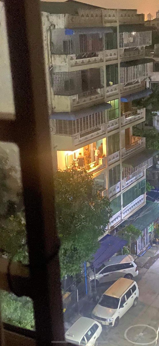 Happening Now🚨
The junta group is now raiding into a house that located at Zarni12 St, 9 ward, South Okalapa township, Yangon
#WhatsHappeningInMyanmar 
#May26Coup