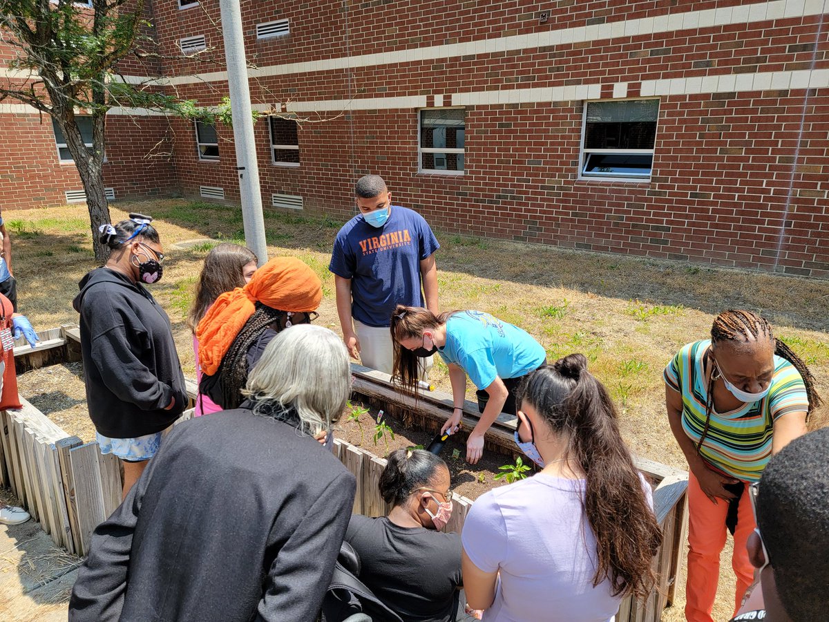 19Nette93's tweet photo. Mr. Earls collaborated with a few other teachers to have students plant germinated plants and seeds in the Courtyard at Lakeland! @mrWLHSCavNation
#BuildingTheBestSPS
#ScienceInspires
#CTEAtWork https://t.co/S0flDMfC4i