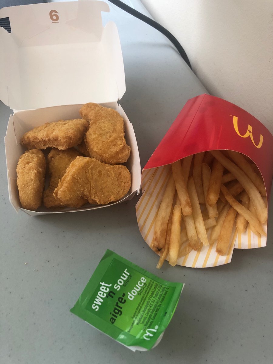 PinkDankk's tweet photo. 😐 so much for my BTS meal.. instead of 10 nuggets i got 6, fries, a drink and a sweet and sour sauce😂🤣 Mcdonalds standing by their BTS menu items i see #sadge #bts #BTSMeal #canada #McDonalds #wow @McDonaldsCanada https://t.co/iZzy3EeoZv