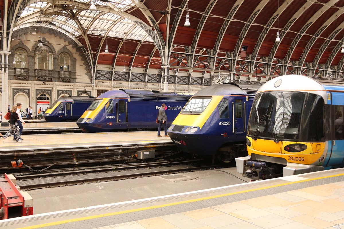 MColes_Railways's tweet photo. Random Railway Picture Day 146
The old guard at London Paddington on 4th July 2017, Heathrow Express 332006, and First Great Western HST power cars 43035, 43186 & 43154
#trains #railways #traintwitter #Class43 #class332 #FGW #HEX #HST #EMU #Paddington https://t.co/PKG4yS2PpV