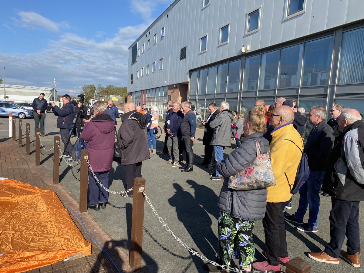 BBCLancsSport's tweet photo. #Blackpool fans have gathered at Bloomfield Road on what would’ve been Stan Mortensen’s 100th birthday https://t.co/ouYUwjteeR