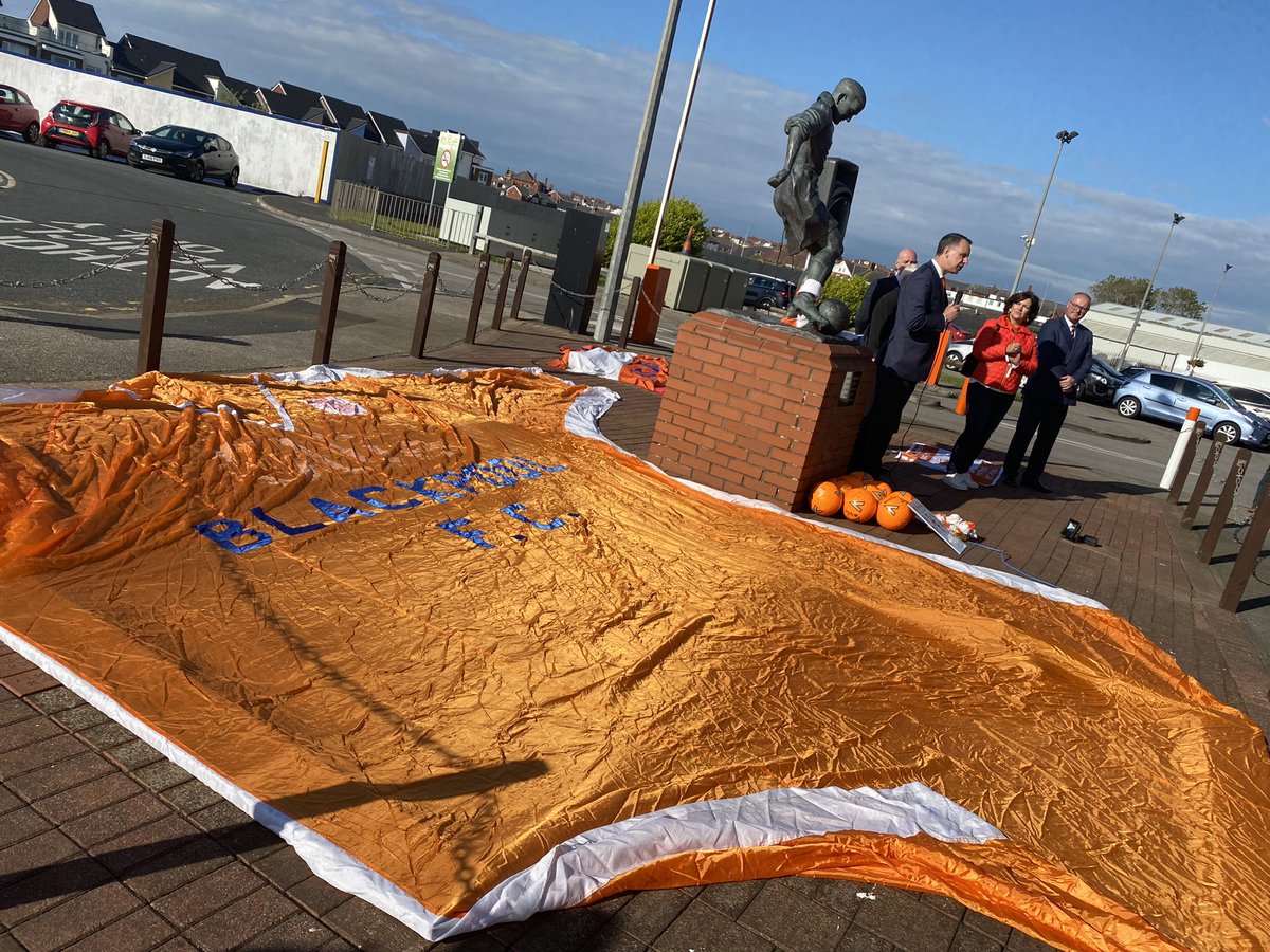 BBCLancsSport's tweet photo. #Blackpool fans have gathered at Bloomfield Road on what would’ve been Stan Mortensen’s 100th birthday https://t.co/ouYUwjteeR