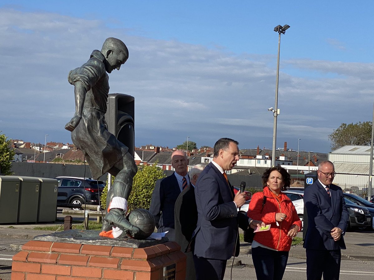 BBCLancsSport's tweet photo. #Blackpool fans have gathered at Bloomfield Road on what would’ve been Stan Mortensen’s 100th birthday https://t.co/ouYUwjteeR