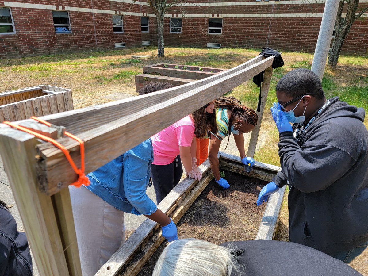 19Nette93's tweet photo. Mr. Earls collaborated with a few other teachers to have students plant germinated plants and seeds in the Courtyard at Lakeland! @mrWLHSCavNation
#BuildingTheBestSPS
#ScienceInspires
#CTEAtWork https://t.co/6ne2SSuXOn