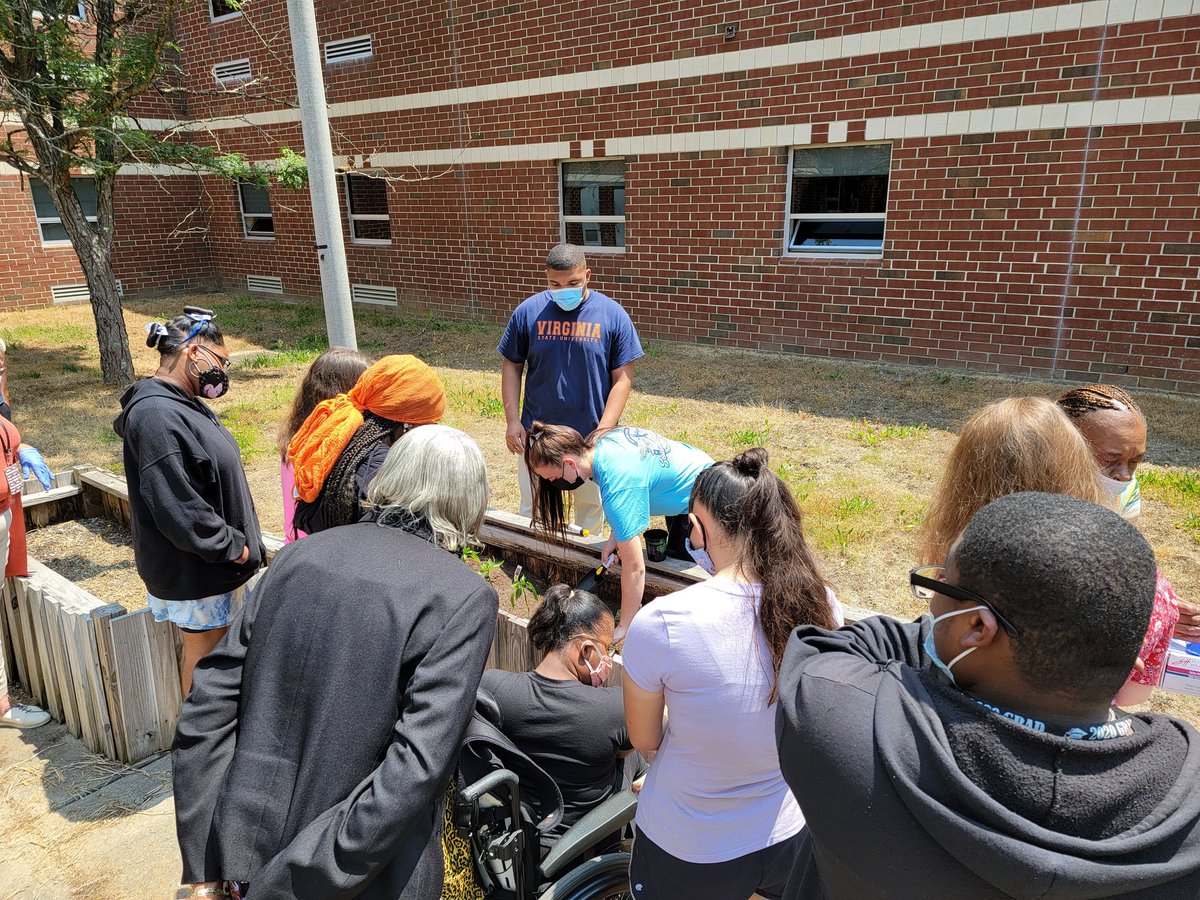 19Nette93's tweet photo. Mr. Earls collaborated with a few other teachers to have students plant germinated plants and seeds in the Courtyard at Lakeland! @mrWLHSCavNation
#BuildingTheBestSPS
#ScienceInspires
#CTEAtWork https://t.co/S0flDMfC4i