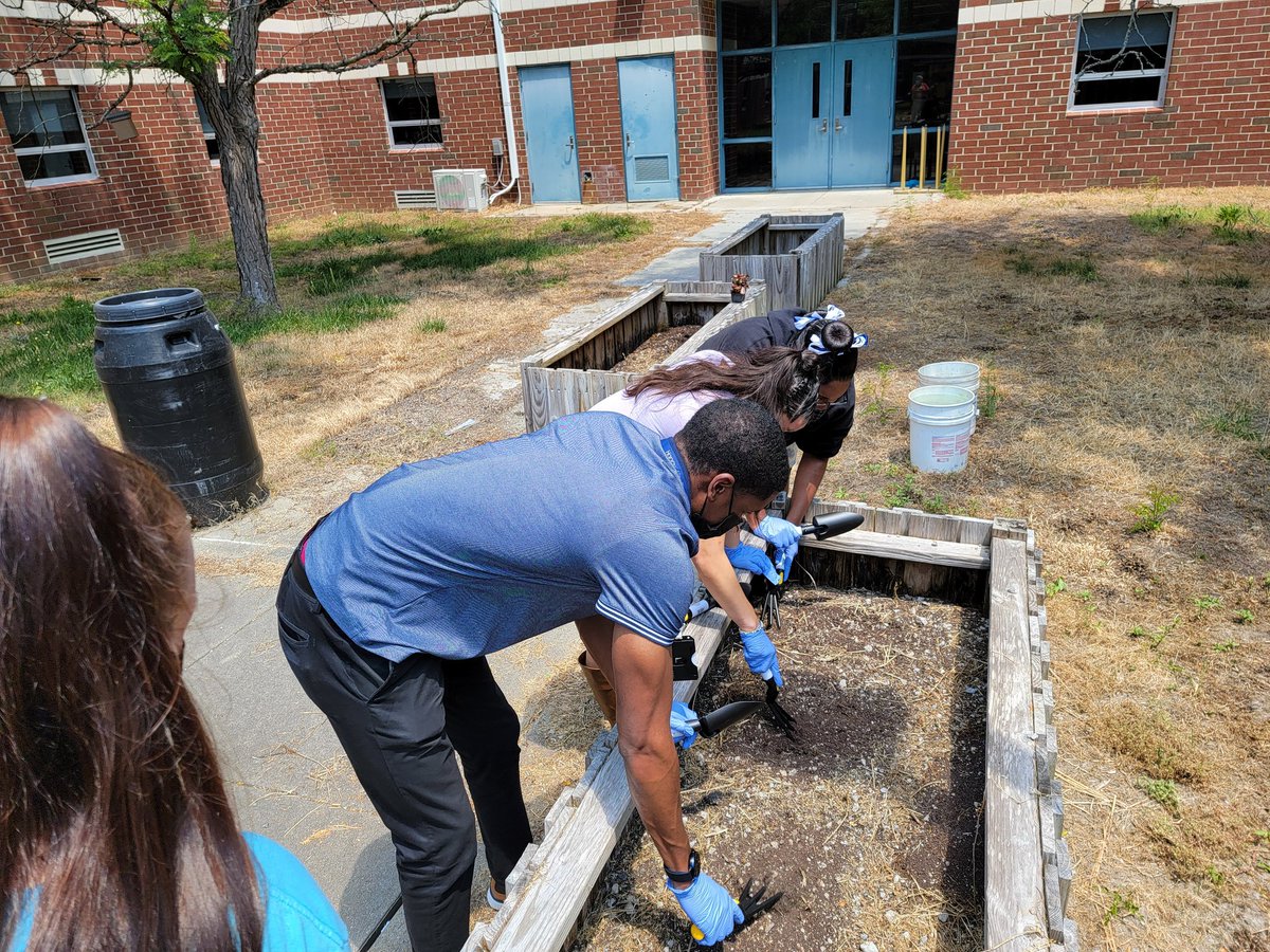 19Nette93's tweet photo. Mr. Earls collaborated with a few other teachers to have students plant germinated plants and seeds in the Courtyard at Lakeland! @mrWLHSCavNation
#BuildingTheBestSPS
#ScienceInspires
#CTEAtWork https://t.co/6ne2SSuXOn
