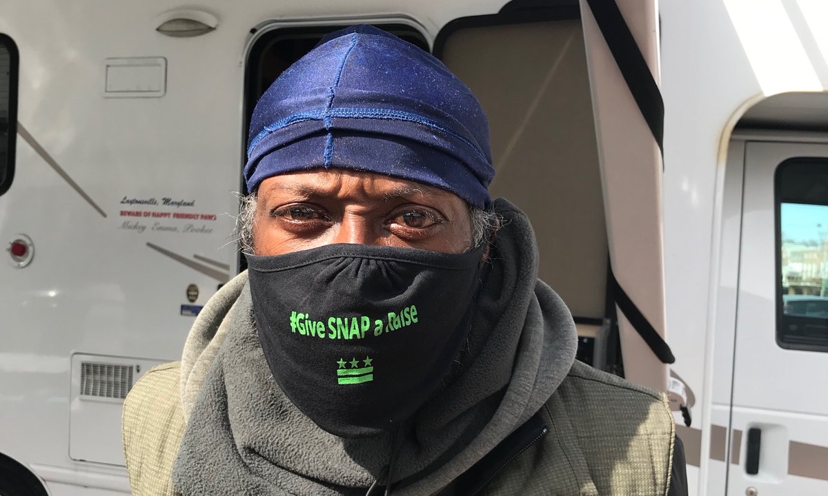 DCHunger's tweet photo. Dear @MurielBowser, SNAP puts money in the pockets of residents AND small businesses. It’s time to #GiveSNAPaRaise. Read our open letter with the Fair Food for All DC Coalition: https://t.co/ynsgU9VpLB @foodbankmetrodc @dcck @foodandfriends @dc_greens @MarthasTableorg https://t.co/N5qVfD9TDt