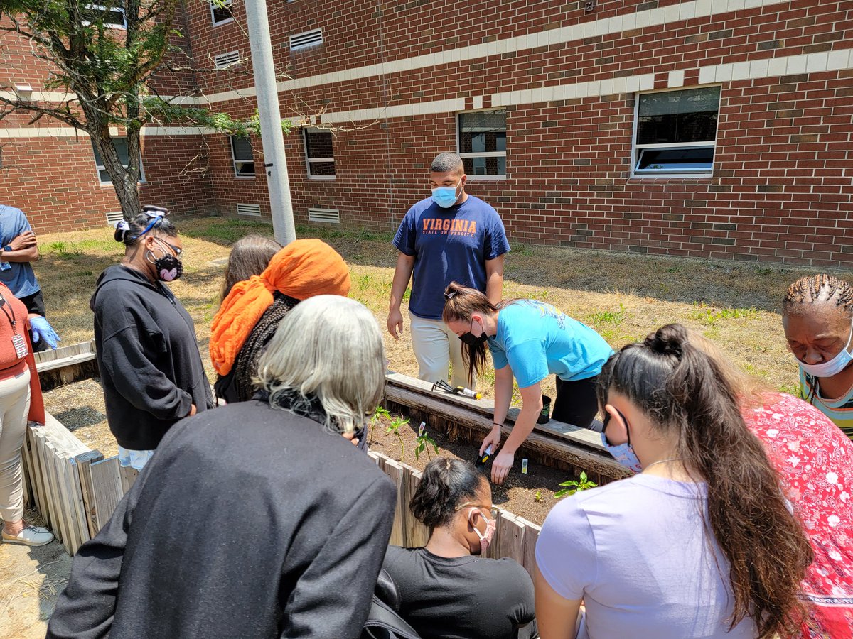 19Nette93's tweet photo. Mr. Earls collaborated with a few other teachers to have students plant germinated plants and seeds in the Courtyard at Lakeland! @mrWLHSCavNation
#BuildingTheBestSPS
#ScienceInspires
#CTEAtWork https://t.co/RhTiSo1mWe