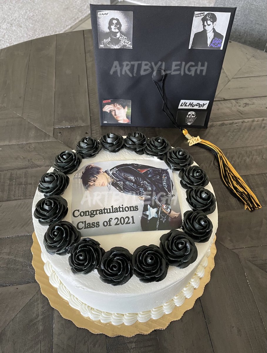 artbyleigh's tweet photo. There’s nothing better @xlilhuddy inspired graduation celebration! Who wants to join? 🖤🎓#graduatedaf #classof2021 @MamaHuddy https://t.co/3SA40hSUhG