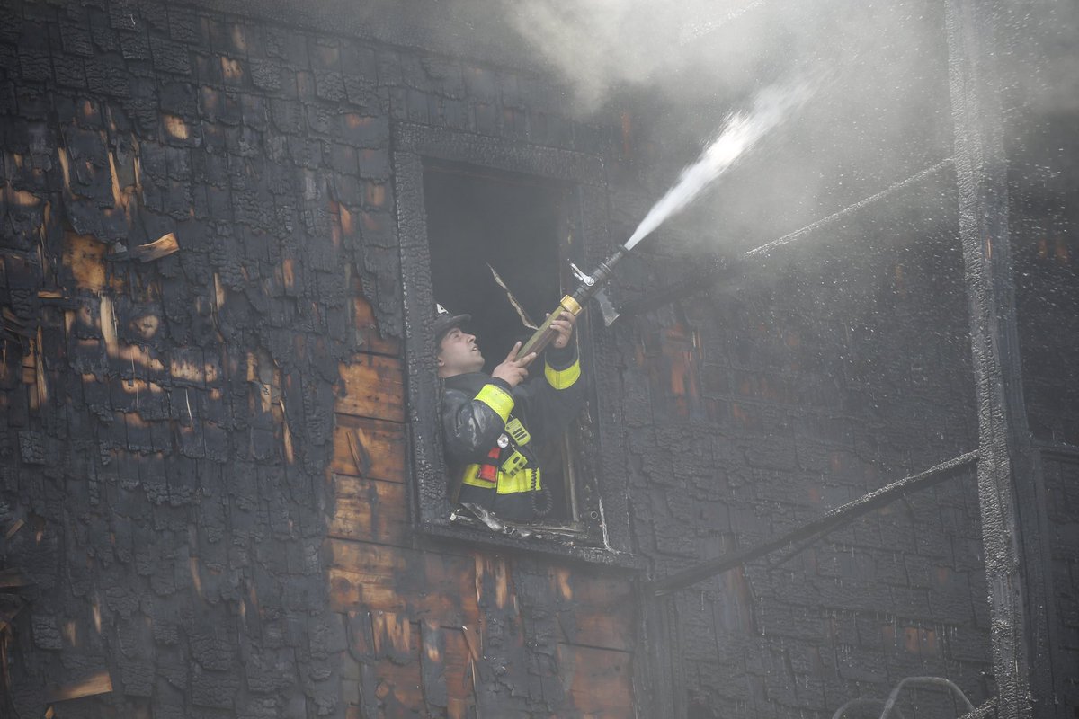 nicoczar's tweet photo. Firefighters battle a seven-alarm fire in the area of Fayston Street in Boston. ⁦@bostonherald⁩ ⁦@BostonFire⁩  #boston #faystonstreet #bostonfire https://t.co/zA4PNm3KLt