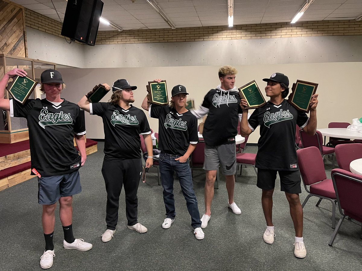 Insane Season this year, one to never forget. I’ll miss these studs forever! Now on to a new field with new chapters! GO BEARS 💛💙<a href="/Justin_Hanson21/">Justin Hanson</a> @sam_schmitzz_ <a href="/GabeFaust2/">Gabe Faust</a>