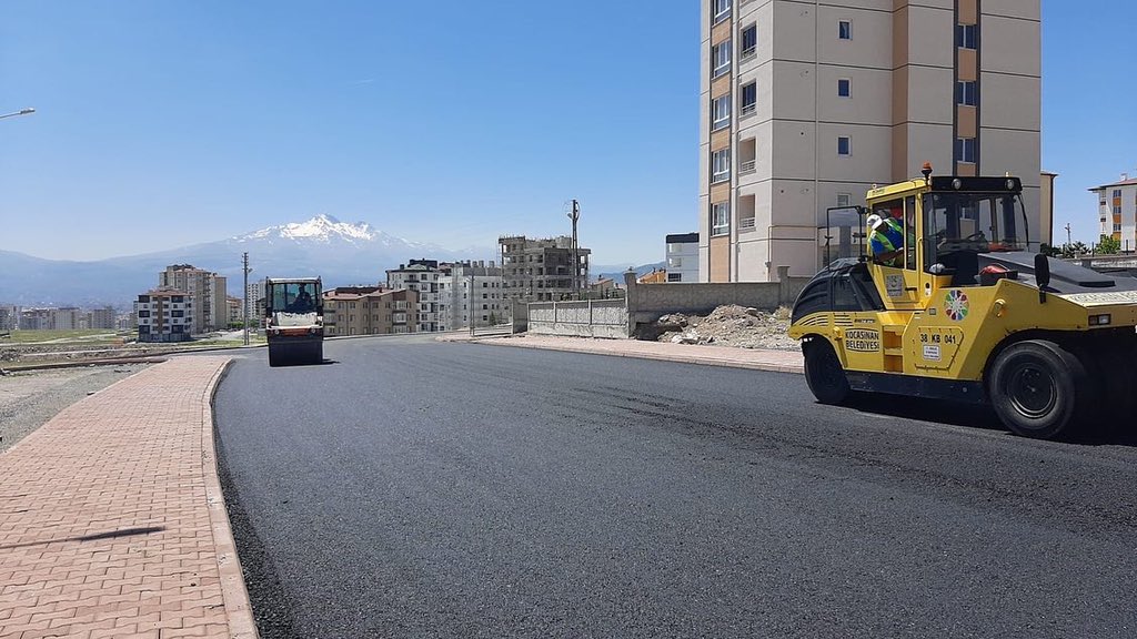 KocasinanBld's tweet photo. Fen İşleri Müdürlüğü ekiplerimiz her zaman olduğu gibi yollarda ☺️
📍Hacı Mehmet Baykan Caddesi / #GeneralEmir Mahallesi

#Kayseri #Kocasinan #KocasinanBelediyesi https://t.co/lvrHGKqBnt
