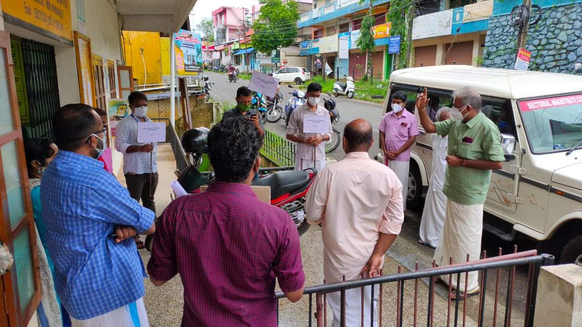 Ashokngou's tweet photo. കേന്ദ്ര സർക്കാരിന്റെ ജനവിരുദ്ധ നയങ്ങൾക്കെതിരെയും
കർഷക-തൊഴിലാളി സംഘടനകൾ നടത്തുന്ന രാജ്യവ്യാപക പ്രക്ഷോഭത്തിന് ഐക്യദാർഢ്യം പ്രഖ്യാപിച്ചും #FSETO #മലയിൻകീഴ് പഞ്ചായത്ത് കമ്മിറ്റി സംഘടിപ്പിച്ച 'പ്രതിഷേധ കൂട്ടായ്മ' മലയിൻകീഴ് പഞ്ചായത്ത് ഓഫീസിന് മുന്നിൽ. https://t.co/2nLYK6rYii