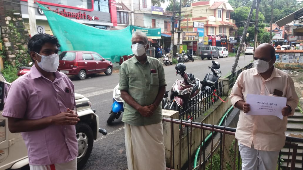 Ashokngou's tweet photo. കേന്ദ്ര സർക്കാരിന്റെ ജനവിരുദ്ധ നയങ്ങൾക്കെതിരെയും
കർഷക-തൊഴിലാളി സംഘടനകൾ നടത്തുന്ന രാജ്യവ്യാപക പ്രക്ഷോഭത്തിന് ഐക്യദാർഢ്യം പ്രഖ്യാപിച്ചും #FSETO #മലയിൻകീഴ് പഞ്ചായത്ത് കമ്മിറ്റി സംഘടിപ്പിച്ച 'പ്രതിഷേധ കൂട്ടായ്മ' മലയിൻകീഴ് പഞ്ചായത്ത് ഓഫീസിന് മുന്നിൽ. https://t.co/2nLYK6rYii