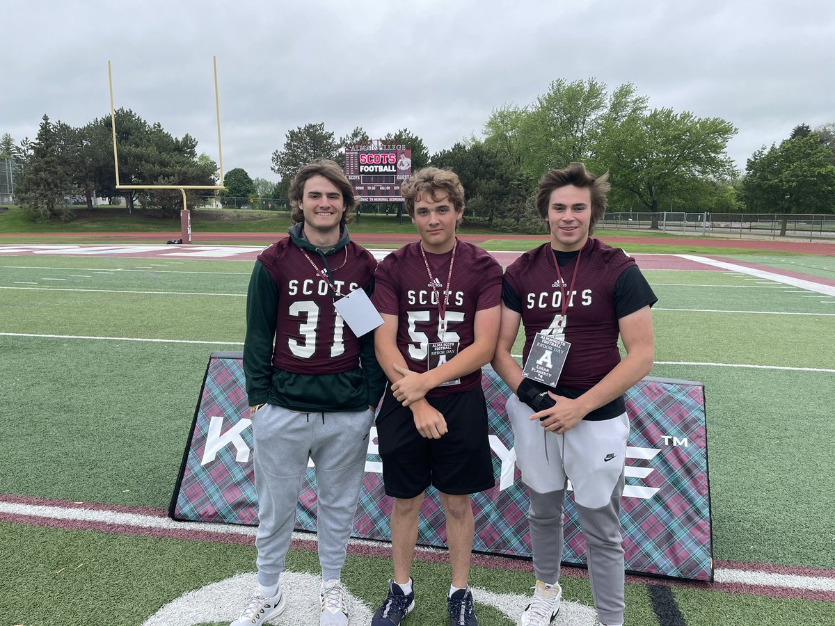 logan_flares11's tweet photo. Blessed to receive my first offer!!! #AGTG squad up!!!@FootballGroves @FALCONFANBASE https://t.co/XJgNdRdSaa