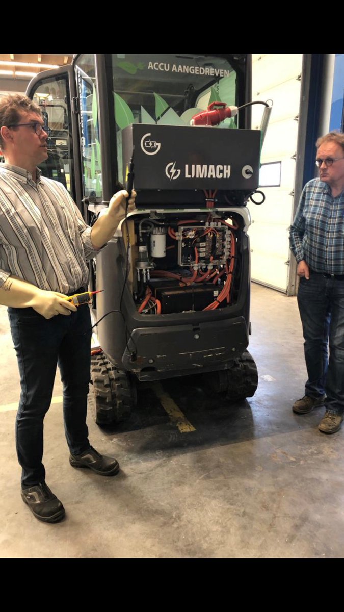 Padij's tweet image. Docenten Friesland College van de opleidingen mobiele werktuigen en specialist mobiele techniek volgen training elektrische voertuigen NEN 9140. #techninmotion @FrieslandColl @mobwerktuigen 
linkedin.com/feed/update/ur…