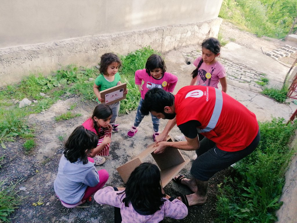 damlahakkari's tweet photo. @GmHakkari ve minik gönüldaşlarımızla birlikte sıcak yaz günlerinin başladığı bu zamanda kedi evleri yapıp mahallenin değişik noktalarına bırakarak içlerine mama ve su kabları bıraktık.
Sizlerde dışardaki dostlarımız için bir su kabı ve mama kapı önüne koymayı unutmayın 😊💧🐱 https://t.co/722j95qQJc