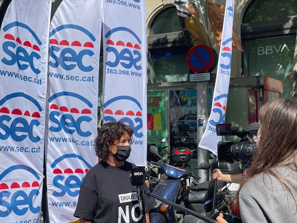 SEC_COMUNICACIO's tweet photo. Per segon dia consecutiu hem defensat allò que és nostre: els nostres llocs de treball i la nostra 
dignitat. @BBVA_espana @carlostorres No s'equivoquin i escoltin la veu de les persones treballadores, el crit ferm i unànime en contra aquest 
ERO. #BBVA #NOalsAcomiadaments https://t.co/NSmBDhpINO