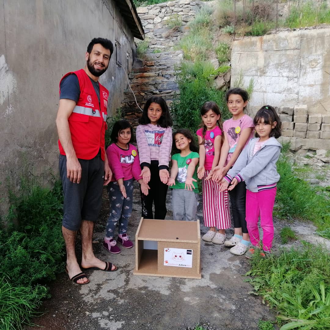 damlahakkari's tweet photo. @GmHakkari ve minik gönüldaşlarımızla birlikte sıcak yaz günlerinin başladığı bu zamanda kedi evleri yapıp mahallenin değişik noktalarına bırakarak içlerine mama ve su kabları bıraktık.
Sizlerde dışardaki dostlarımız için bir su kabı ve mama kapı önüne koymayı unutmayın 😊💧🐱 https://t.co/722j95qQJc