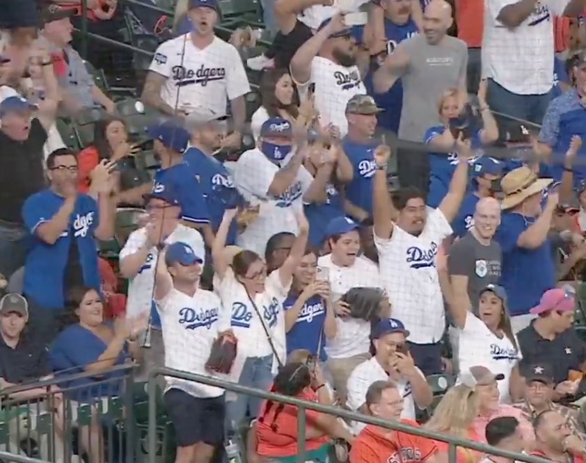 Dodgers fans proved once again why they're the best fans in baseball. 