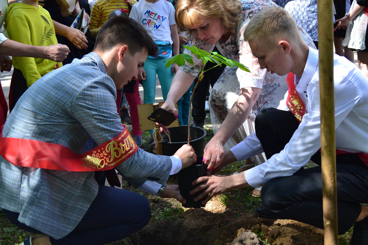 Сегодня для учащихся 11 класса нашей школы прозвенел Последний Школьный звонок! Выпускников поздравили директор школы Годованюк Э. Б. и депутат Городской думы Рясина Е. В. Вручили Благодарственные письма Ивановской городской Думы самым талантливым и активным выпускникам.