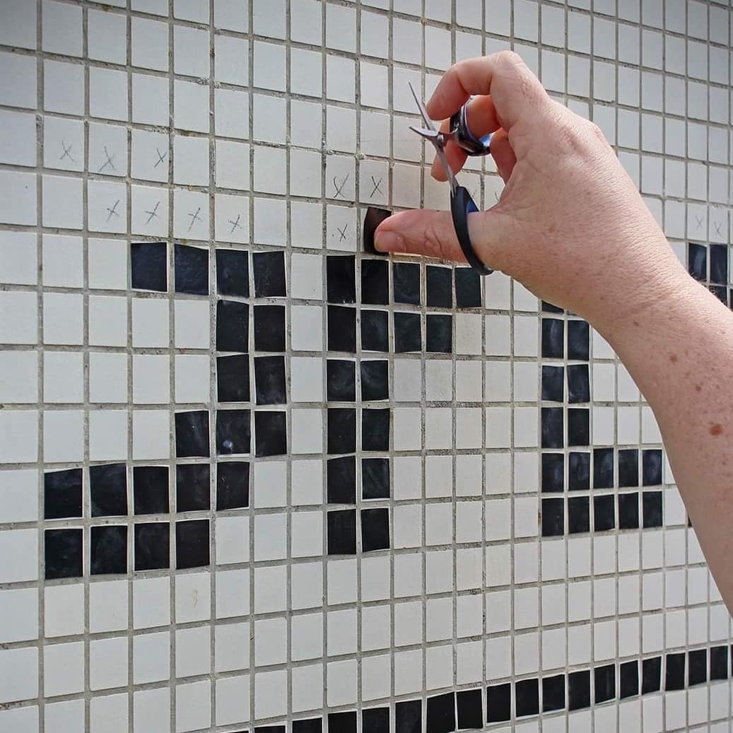 lafabriqueTM's tweet photo. Une centaine de bras et 30 rouleaux de scotch plus tard... la fresque #pixels " Mujeres comprometidas / Femmes engagées " est apparue le 20 mai dernier sur la façade du #collège Damira Asperti à Penne d'Agenais (47) !
♥️ @FromCaliToMars @gisele_halimi @RigobertMenchu https://t.co/RVKEI11mP9