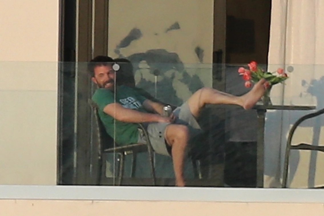 elsalonrojo's tweet photo. Mientras tanto, Ben Affleck... https://t.co/2DcldO2rEM