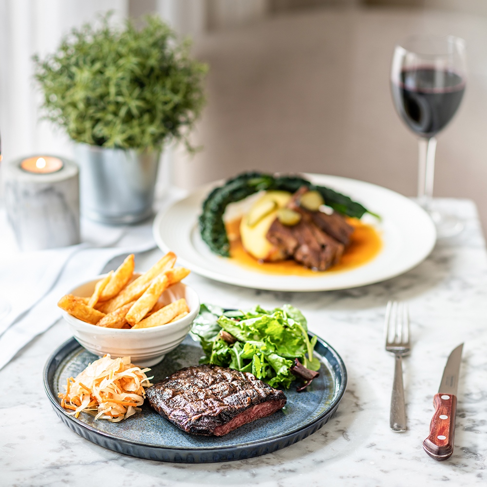 1820's Hampshire steak never fails to turn heads 🥩

Succulent and perfectly cooked, with crisp, chunky chips, kale slaw and local leaves -  a must-try!

Open to non-residents, book your table now forestlodge.newforesthotels.co.uk/eat-and-drink/…
