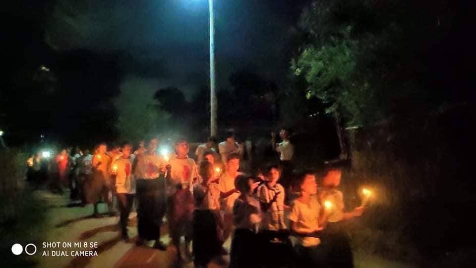 Residents of Meoe village in Tapayin tsp held a night protest tonight, lighting candles to show their opposition to the ruling of the Military Terrorists Group. #May26Coup #AuspiceRefugees #WhatsHappeningInMyanmar