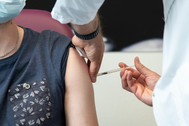 pietraszewski_l's tweet photo. Après @navalgroup hier, chez @AXAFrance cet après-midi pour le lancement de l'opération pilote de #vaccination à grande échelle des salariés dans les services de santé au travail. 

La vaccination est l'élément clé de la lutte contre le virus. Merci aux professionnels mobilisés. https://t.co/qWcM9PPXwC