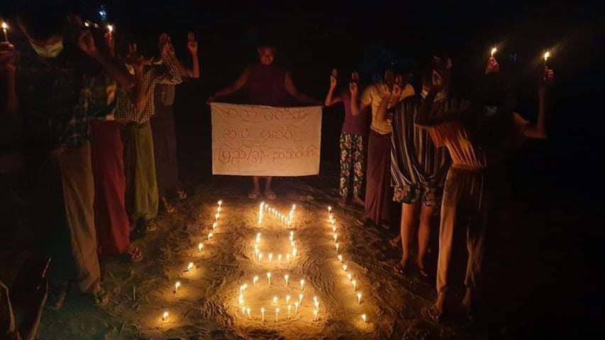 In Mandalay Division's Pyigyidagun Township, monks and residents staged a night strike against military dictatorship. #May26Coup #AuspiceRefugees #WhatsHappeningInMyanmar