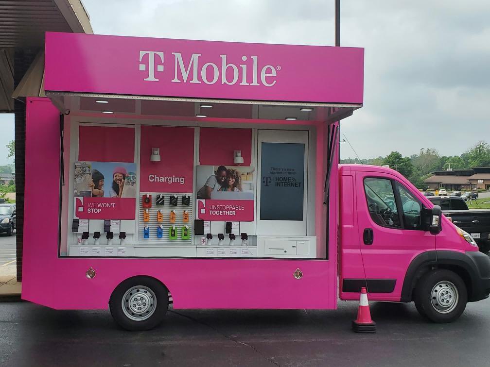 chseagles4's tweet photo. Thank you to Columbia PTA and T-Mobile for the awesome lunch today! What a great treat for the last Wednesday of the school year!

#OUREAGLEs
#newyorktomsfoodtruck 
#tmobile https://t.co/UpAlqYG8kF