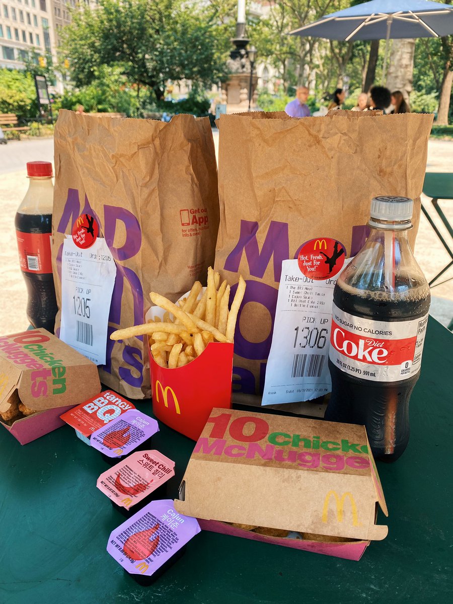 breadgenieyunki's tweet photo. #BTSMeal #BTSxMcD #bts 

@BTS_twt https://t.co/o4tQ7EBV32