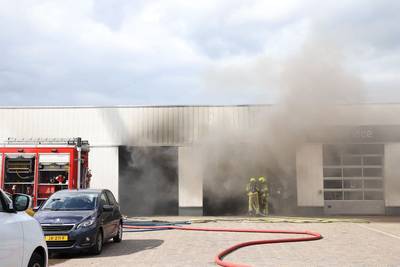 Drie gewonden na explosie brandstoftank in werkplaats garage Tiel: zeer grote brand onder controle..