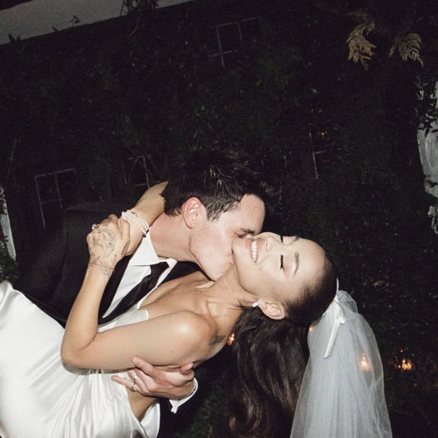 เข้าใจแล้วใช่มั้ยทำไมถึงบอกว่าจอนแจกอดกันเหมือนคนแต่งงาน