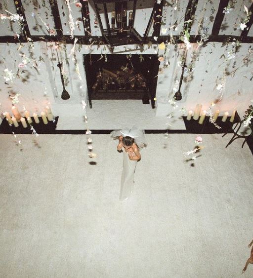 SONSUNMX's tweet photo. Con la fecha “5.15.21" en la descripción de las fotografías, la artista, Ariana Grande, compartió momentos sobre su boda íntima con Dalton Gomez. https://t.co/kbSNCLB7Re