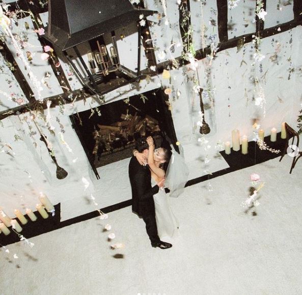 SONSUNMX's tweet photo. Con la fecha “5.15.21" en la descripción de las fotografías, la artista, Ariana Grande, compartió momentos sobre su boda íntima con Dalton Gomez. https://t.co/kbSNCLB7Re
