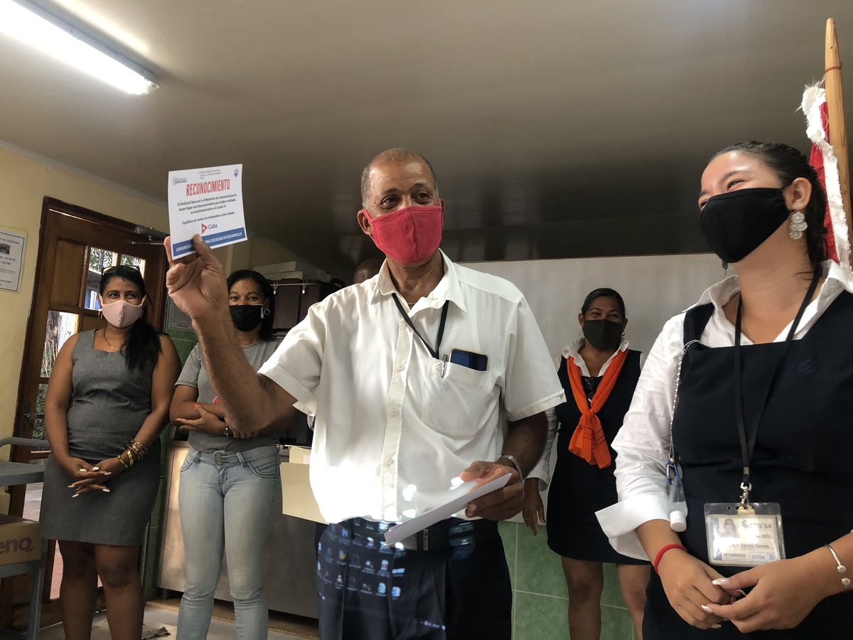 EtecsaOeste's tweet photo. Se reconocieron además a los trabajadores que de manera ininterrumpida se mantuvieron laborando a pesar de la difícil situación con el virus #COVID19 https://t.co/C1X2QunWZu
