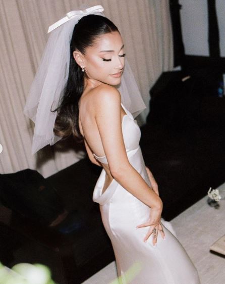 SONSUNMX's tweet photo. Ariana y Dalton comenzaron a salir en marzo del 2020, en medio de la pandemia y decidieron hacer pública su relación en el video musical “Stuck With U” de Justin Bieber. https://t.co/zcuZXDcFfs