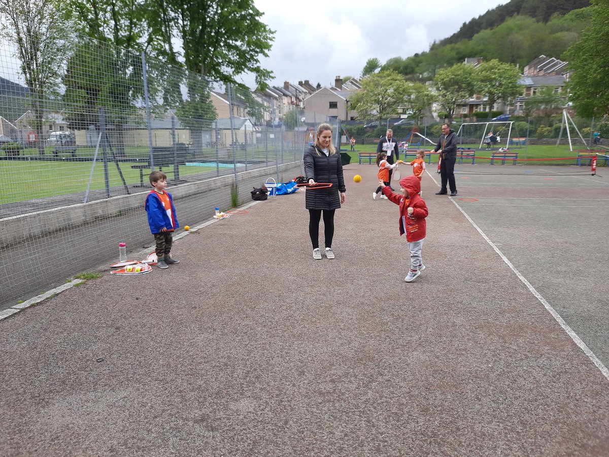 WEEK 3 OUR OF LTA YOUTH START SESSIONS 🎾😀🙌 

Another brilliant evening of tennis yesterday at the park.  Great to see the children enjoying the session and showing improvements in their skills week on week. 👍🙌😀

Thanks to the parents for getting involved with the activities