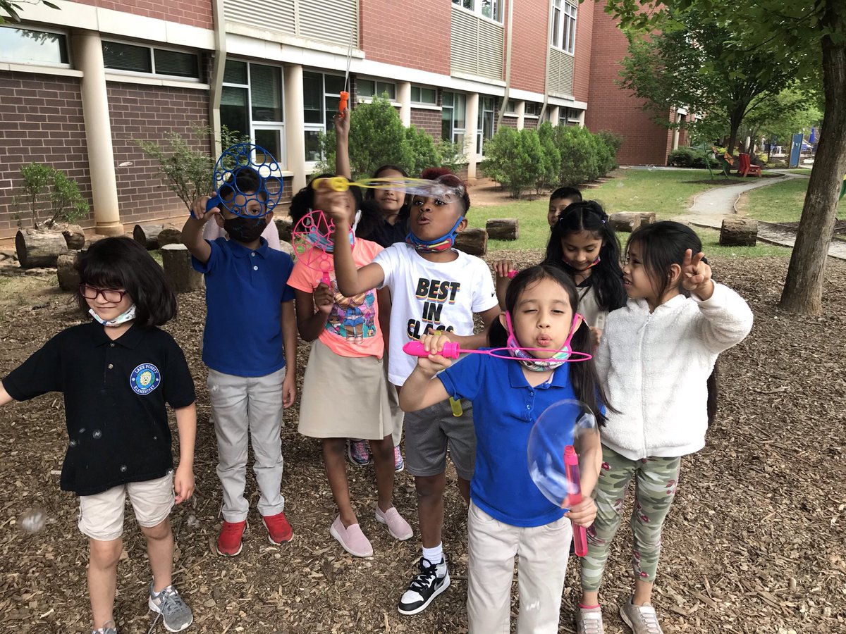 Sonyateacher97's tweet photo. This was our last day!!! Nothing better than blowing bubbles with lots laughter and smiles. See you all next year #LFlions @JenniferOkiyama @TBarton42 @JenniferOkiyama @mrsjacksonLFIST https://t.co/GxaUIYs0R0