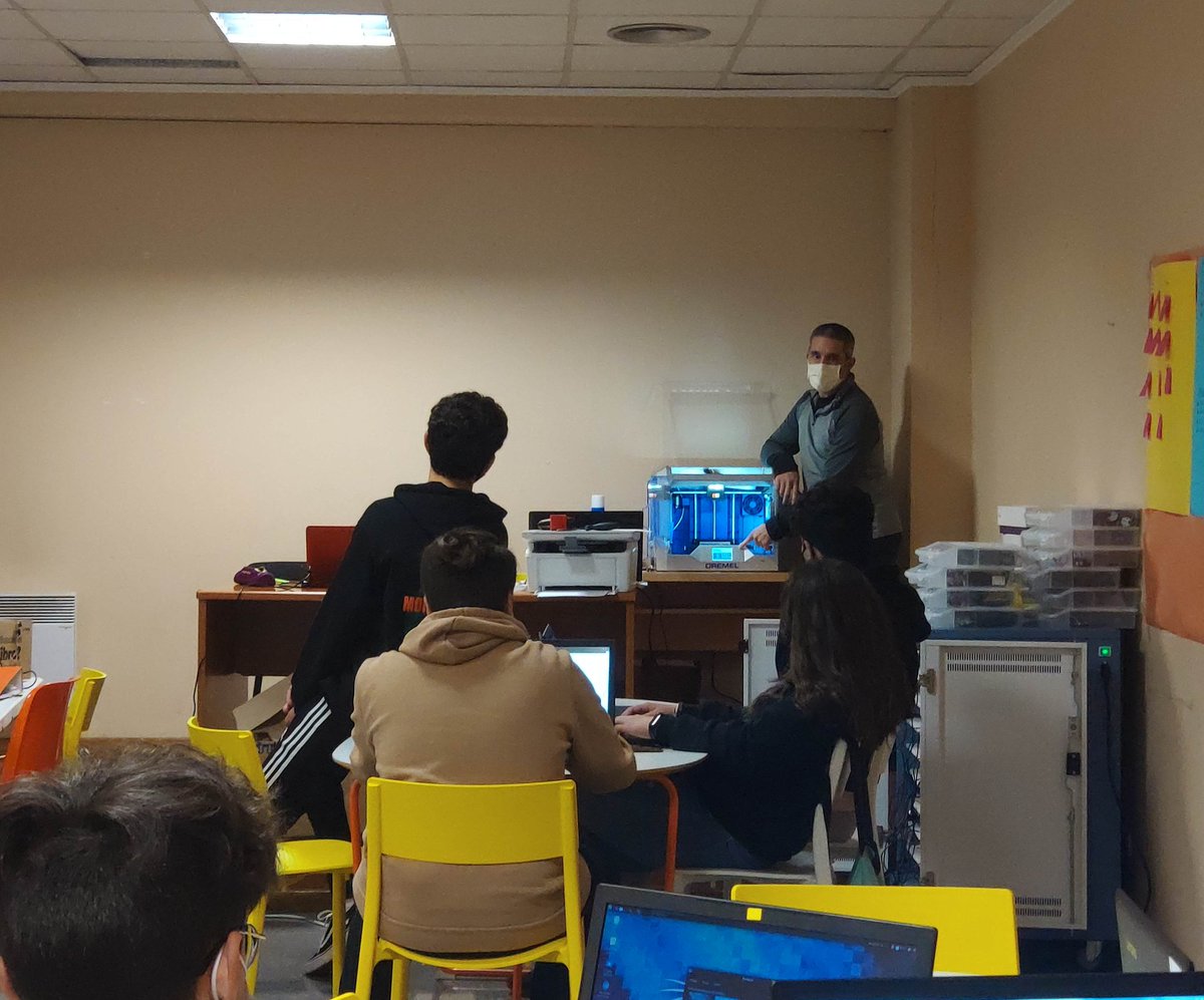 Hoy, en el #XallasLab, los #labers han visto las partes de una impresora 3D y se han puesto a realizar diseños en 3D para poder imprimirlos.
Tienen iniciativa, conocimientos y ganas de aprender 😍😍🥳
#labs4opps #tecnologíaparalavida #impresión3D 
<a href="/ayudaenaccion/">Ayuda en Acción</a> <a href="/santander_es/">Santander España</a>