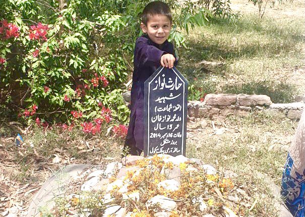 MuhammaddNawaz's tweet photo. The grave of my Shaheed son 
#HarisNawazShaheed #APS 
16 December 2014 💔 😭 https://t.co/dpKtEef6h4