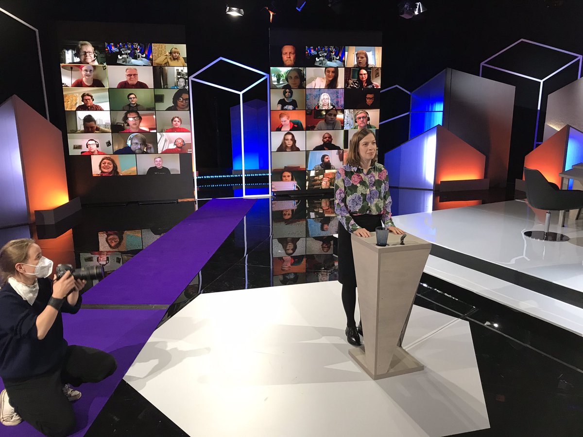 OLindqvist's tweet photo. Toiseksi viimeistä viedään! Ylen puheenjohtajatentissä tänä iltana @vasemmisto @liandersson. Lähetys @YleTV1 @yleareena klo 21. Mukana @karinajutila @jennikarimaki @tfranti @ssavikko @JyrkiHara #kuntavaalit https://t.co/zjQk4kaZEn