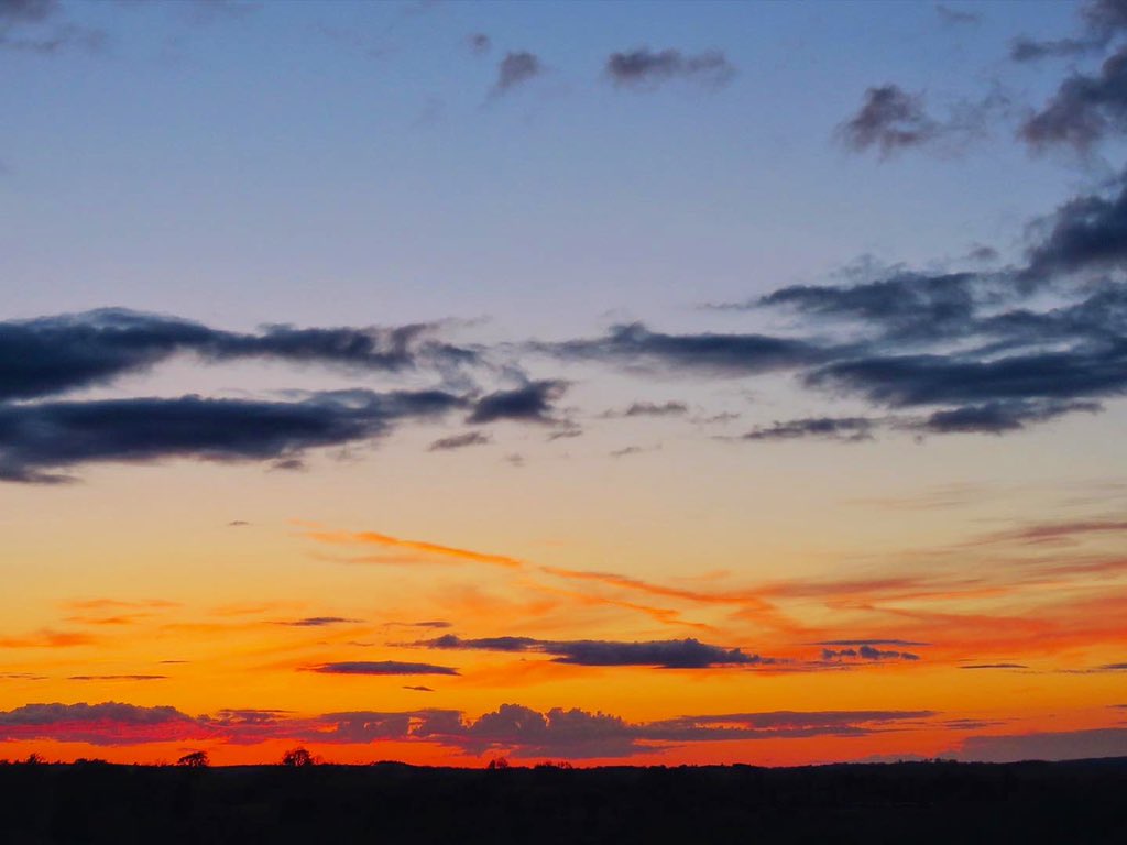 oldcrofthouse's tweet photo. It’s not far to watch one of nature’s best spectacles, the blaze of the setting sun.
#sunset #moon #magicalskies #naturalspectacle #visitcumbria #kirkbystephen #cumbria @VisitEden #makingmemories #familyholidays #familyatsunset #ukholidays #sunsetphotography @StormHour https://t.co/zKvf607Fqr